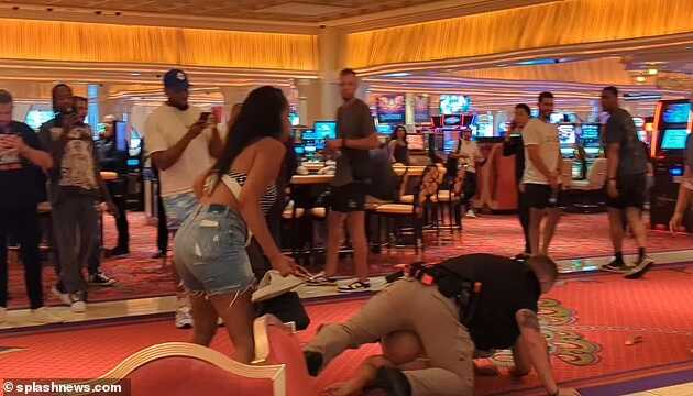 Las Vegas'ta lüks otelde dört kadın evli bir erkek için kavga etti Las Vegas'ta lüks otelde dört kadın evli bir erkek için kavga etti