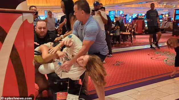 Las Vegas'ta lüks otelde dört kadın evli bir erkek için kavga etti Las Vegas'ta lüks otelde dört kadın evli bir erkek için kavga etti