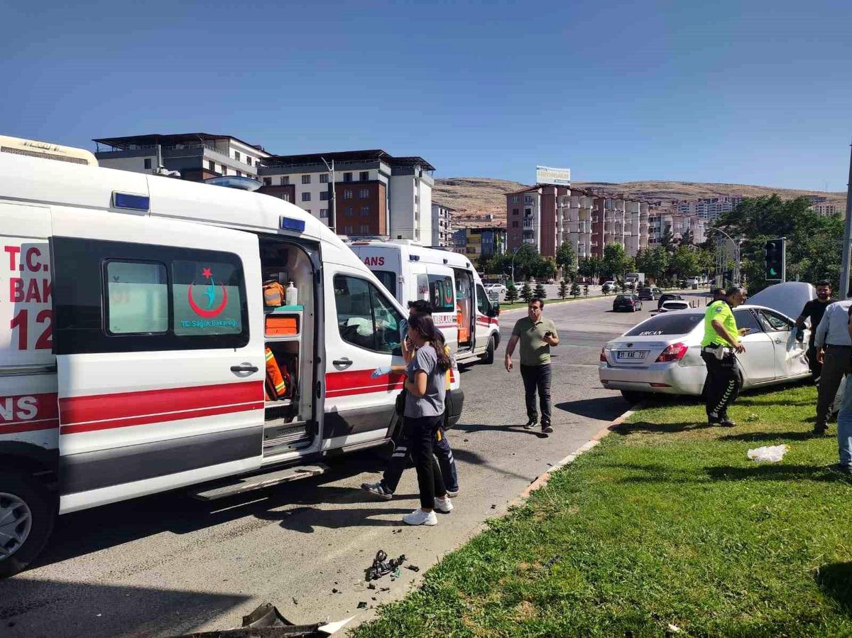 Malatya\'da 5 aracın karıştığı zincirleme trafik kazasında 6 kişi yaralandı