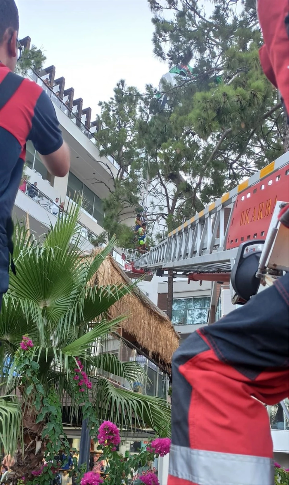 Marmaris\'te deniz paraşütü kazası: İtfaiye ekipleri 2 kişiyi ağaçtan kurtardı