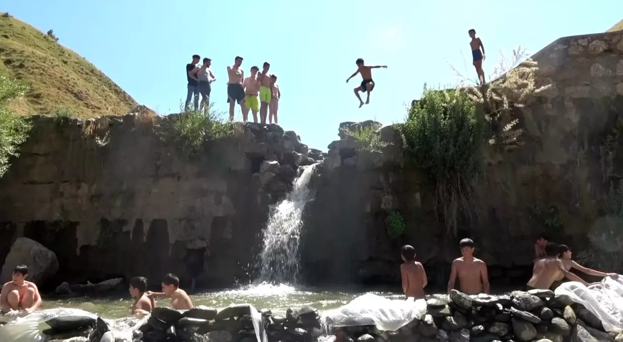 Muş\'ta Sıcaklardan Bunalan Çocuklar Suda Halay Çekerek Serinledi