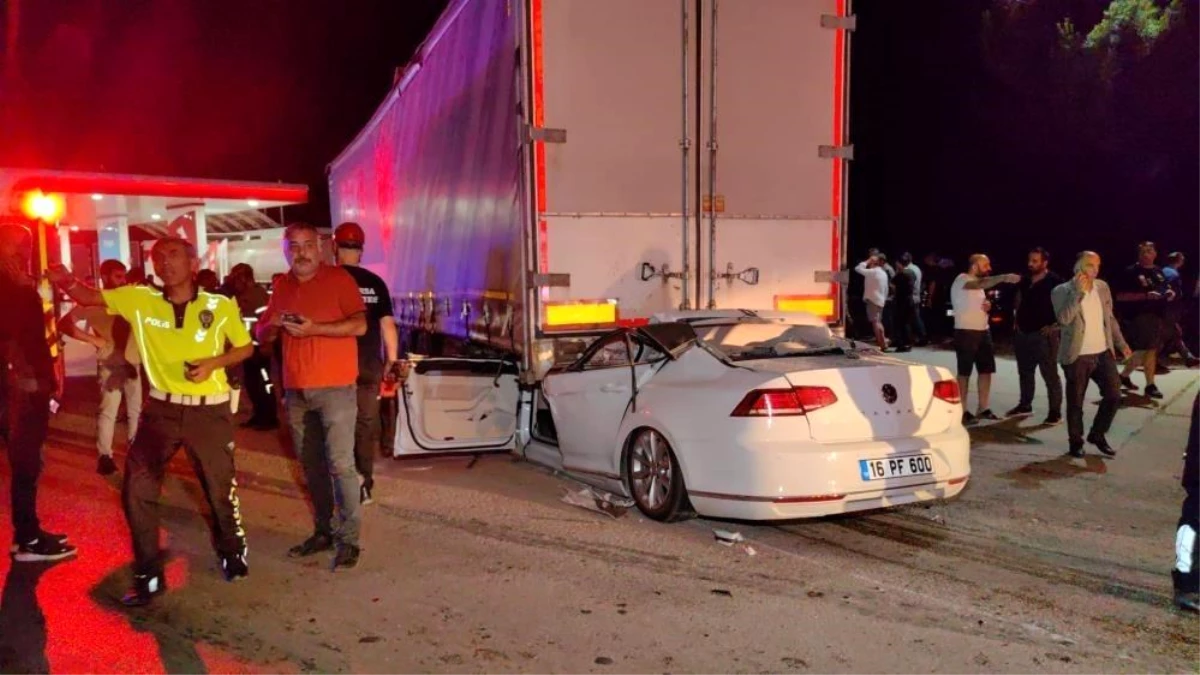 İnegöl\'de TIR\'a çarpan otomobil sürücüsü hayatını kaybetti