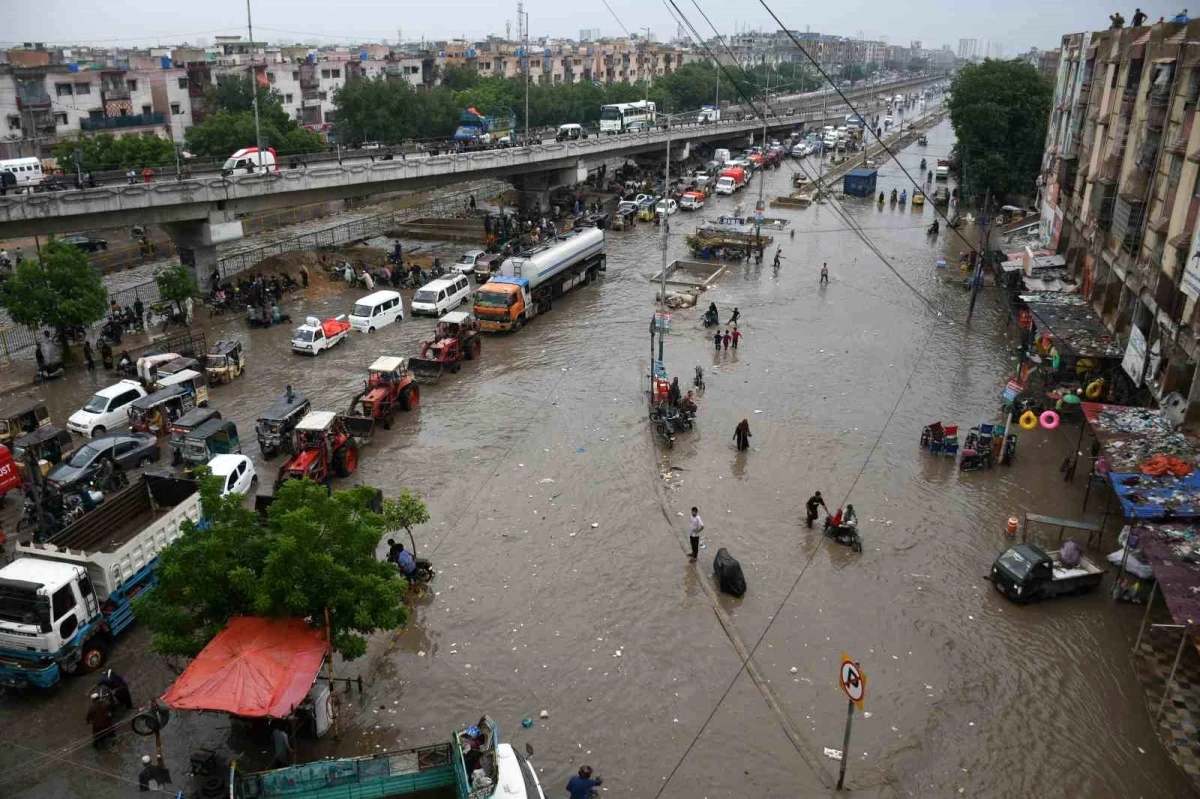Pakistan\'ın Karaçi kentinde muson yağmurları nedeniyle sel meydana geldi