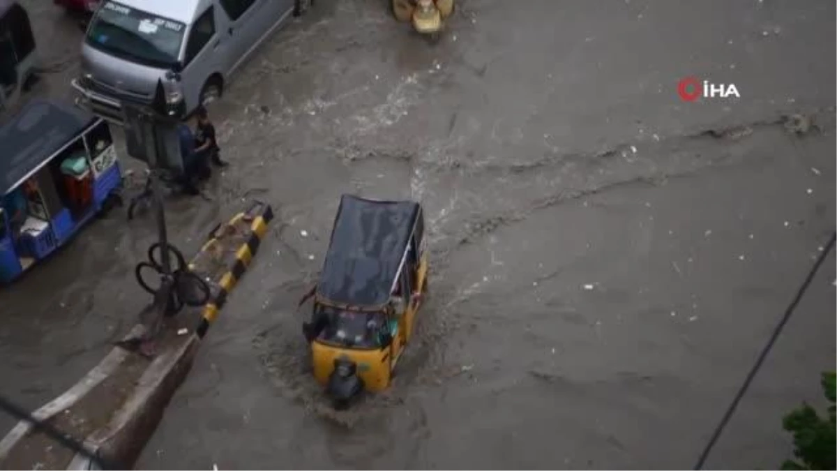 Pakistan\'da sel: Araçlar suya gömüldü