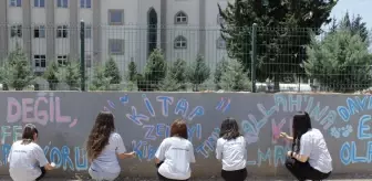 Hatay'ın Reyhanlı ilçesinde öğrencilerden duvarlara özlü sözler
