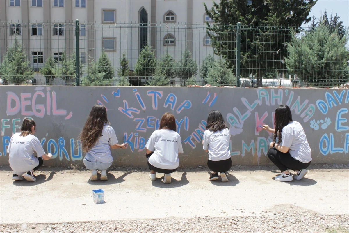 Hatay\'ın Reyhanlı ilçesinde öğrencilerden duvarlara özlü sözler