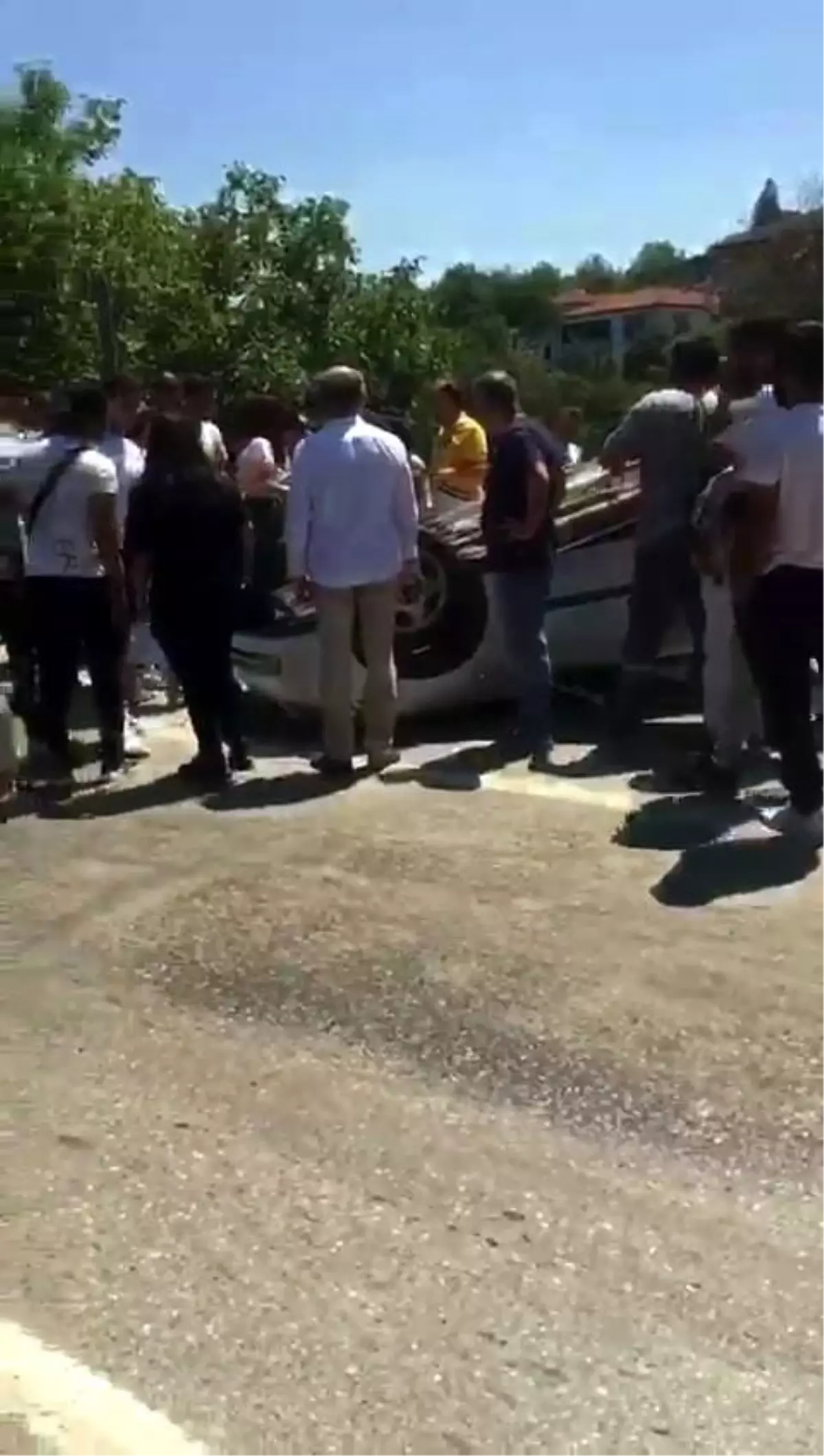 Sapanca\'da takla atan araçta 4 kişi yaralandı