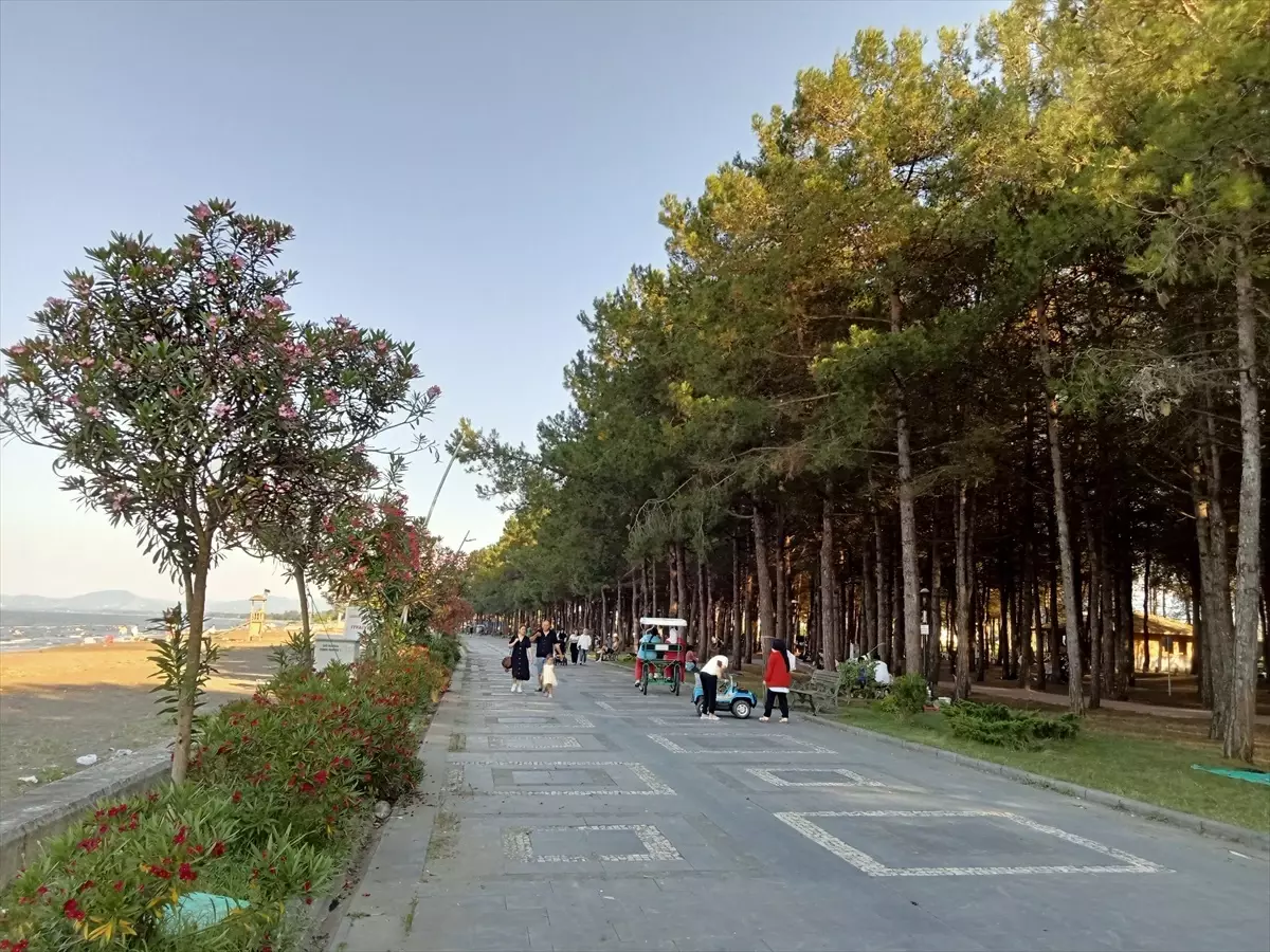 Samsun Terme\'deki Miliç Plajı, Mavi ve Yeşili Bir Arada Sunuyor