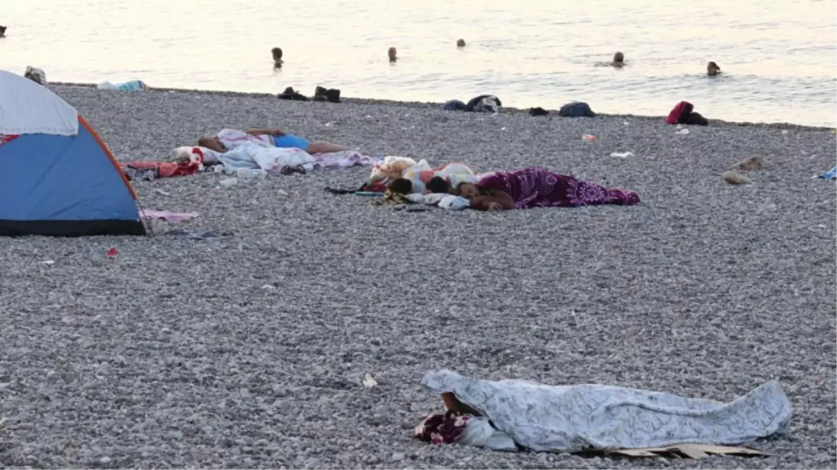 Sıcakların kavurduğu Antalya\'da vatandaşlar sahillerde geceyi gündüz etti