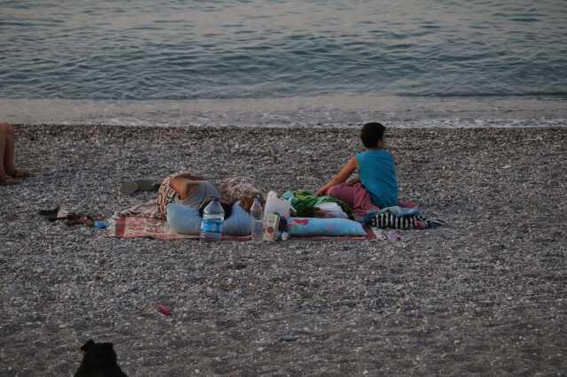 Sıcaklıkların rekor kırdığı Antalya'da vatandaşlar Konyaaltı Sahili'nde sabahladı Sıcaklıkların rekor kırdığı Antalya'da vatandaşlar Konyaaltı Sahili'nde sabahladı