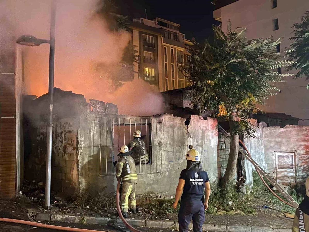 Şişli\'de Gecekondu Yangını Paniğe Neden Oldu