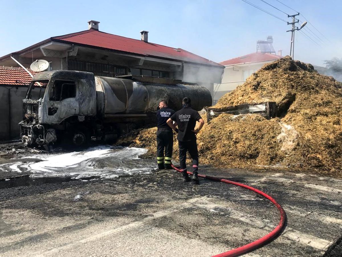 Tekirdağ Ergene\'de Saman Yüklü Tır ve Tanker Yangında Yandı