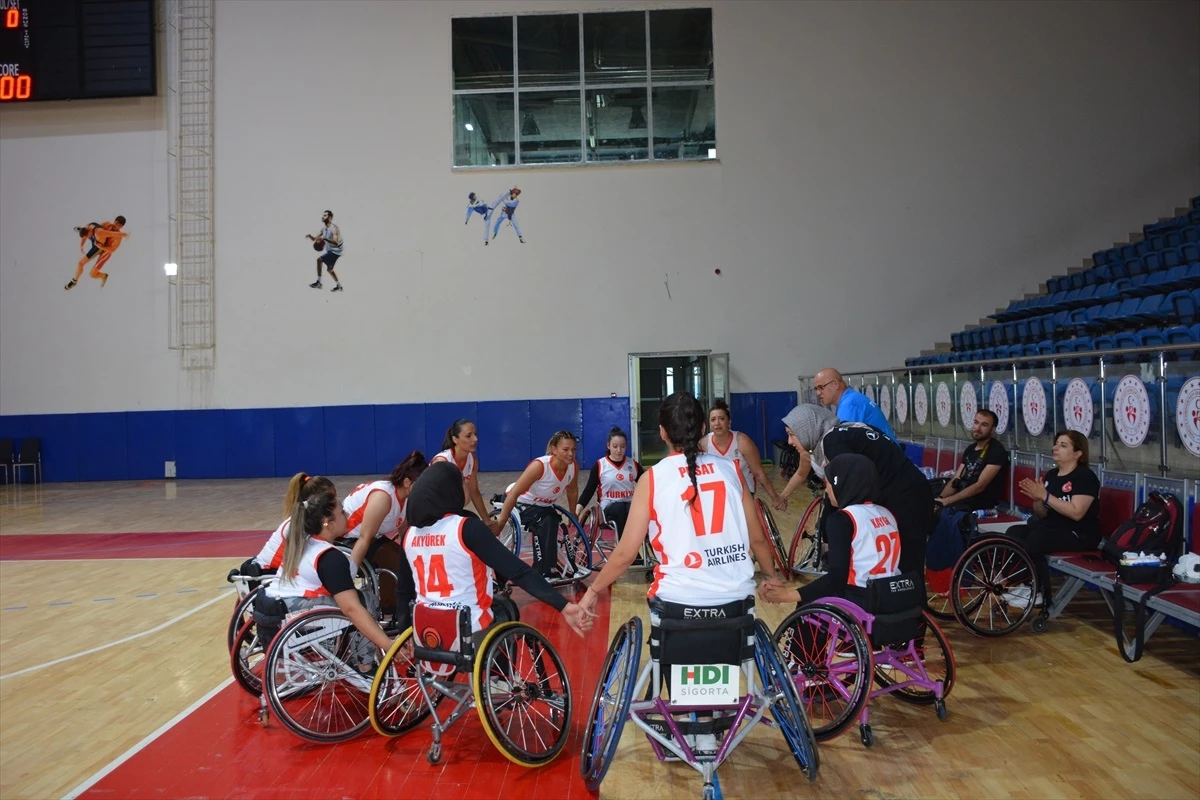 Tekerlekli Sandalye A Milli Kadın Basketbol Takımı, hazırlık maçında Sümbül Engelliler\'i yendi