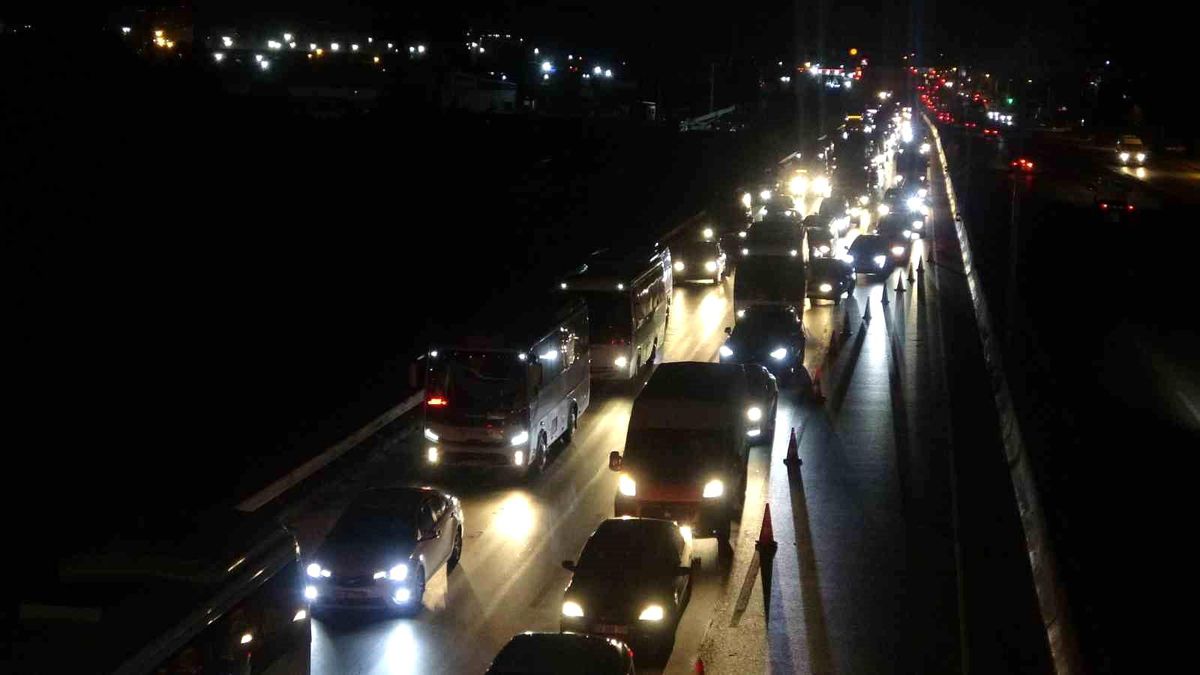 Kocaeli\'de TEM Otoyolu\'ndaki çalışmalar nedeniyle yoğun trafik