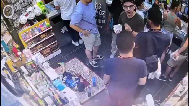 Trabzon'da Arap turistin çocuğu için seccade seren esnaf duygulandırdı Trabzon'da Arap turistin çocuğu için seccade seren esnaf duygulandırdı