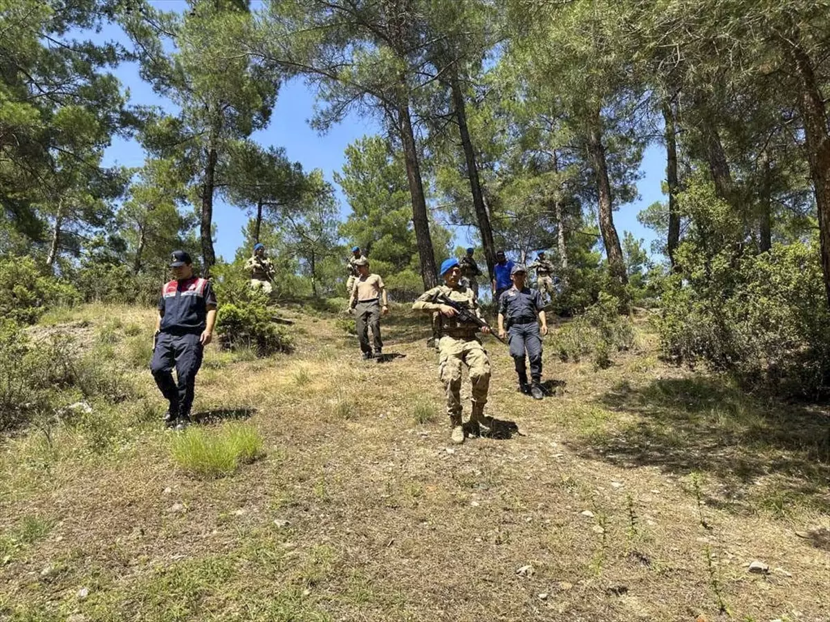 Uşak'ta Jandarma Ekipleri Orman Yangınlarına Karşı Devriye Görevinde