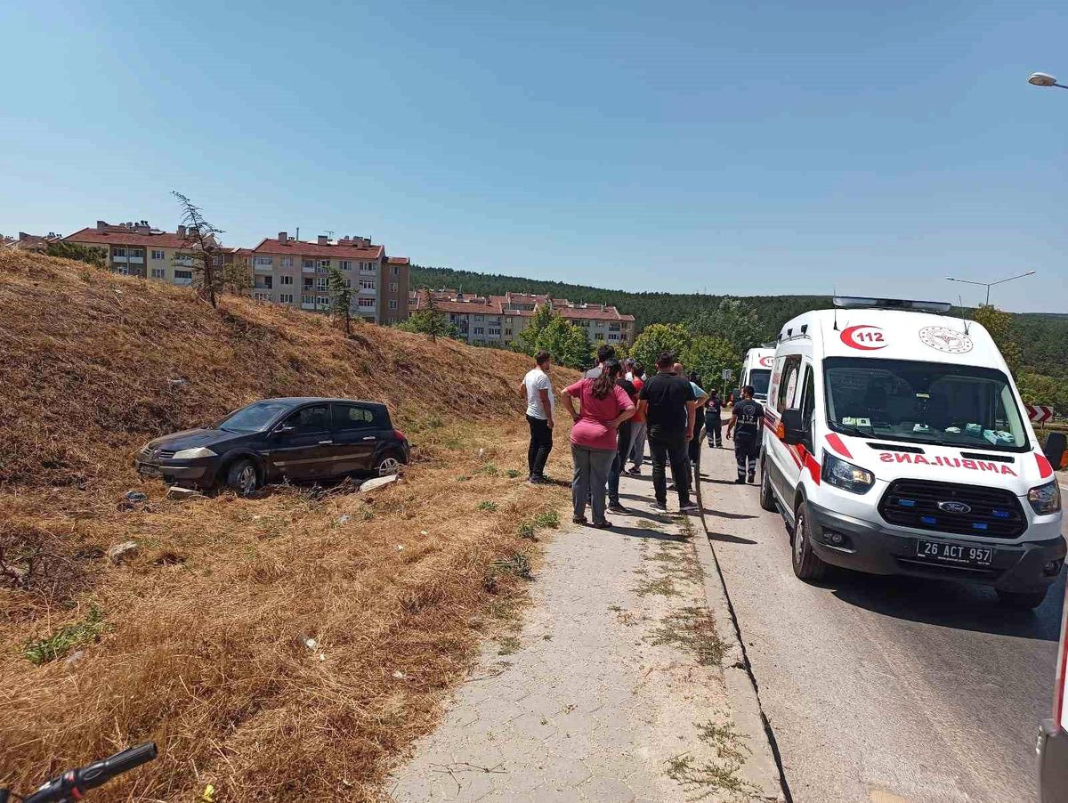 Eskişehir\'de Viraja Hızlı Giren Sürücü Kaldırımda Yürüyen Kadına Çarptı