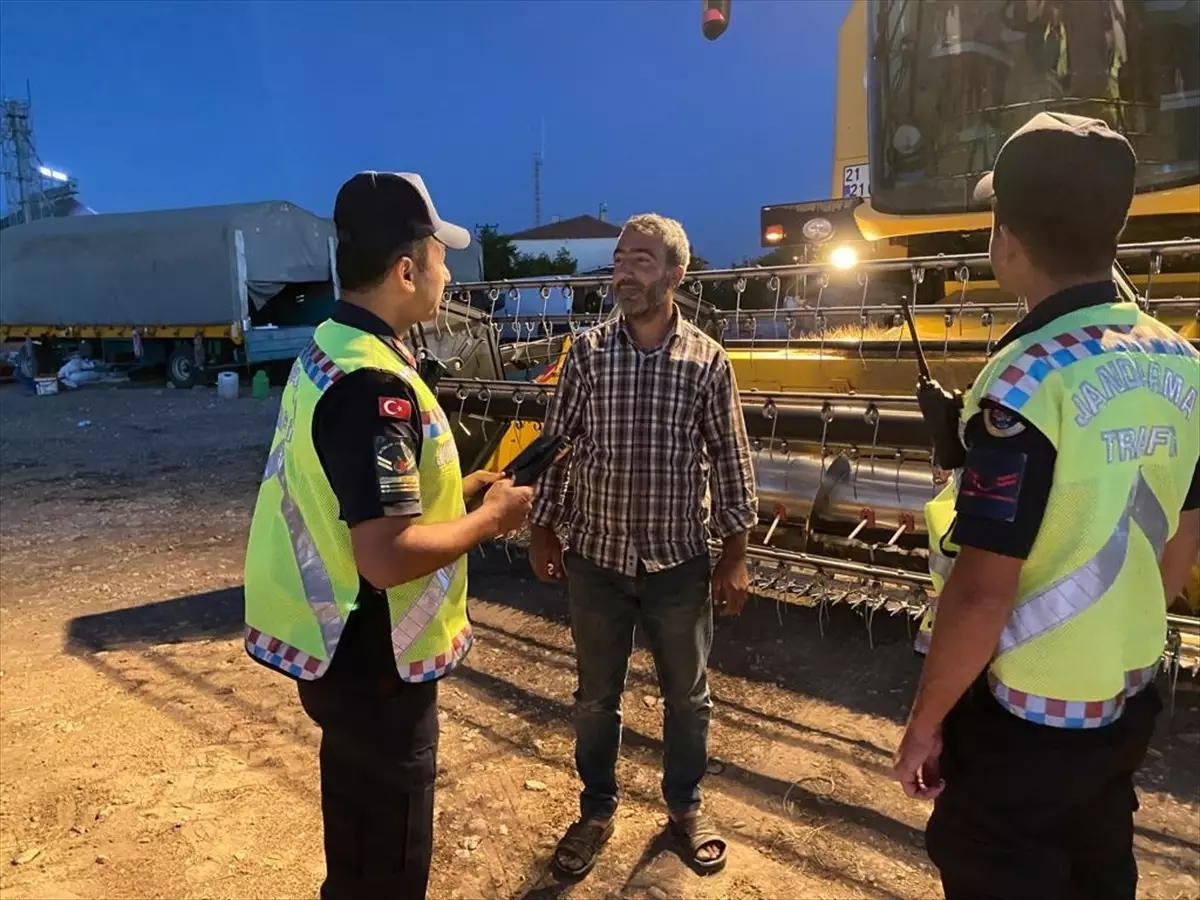 Yozgat İl Jandarma Komutanlığı, traktör sürücülerine reflektör dağıttı