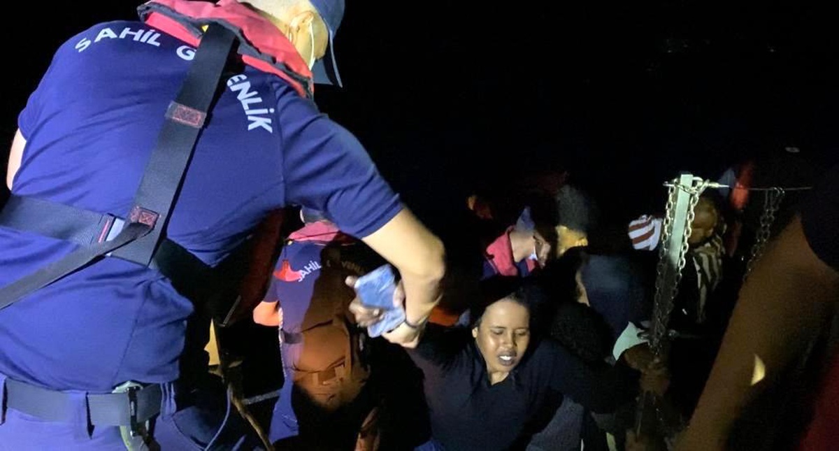 Sahil Güvenlik, Yunanistan unsurlarının geri ittiği 40 düzensiz göçmeni kurtardı