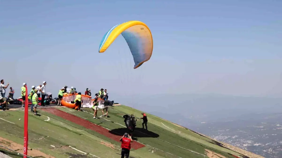 18 ülkeden 101 paraşütçü Çameli semalarını süsledi