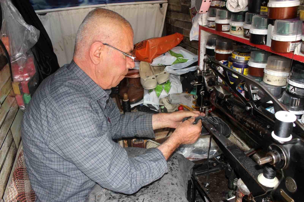 Konya\'da 50 Yıllık Ayakkabı Tamircisi Çırak Bulamıyor