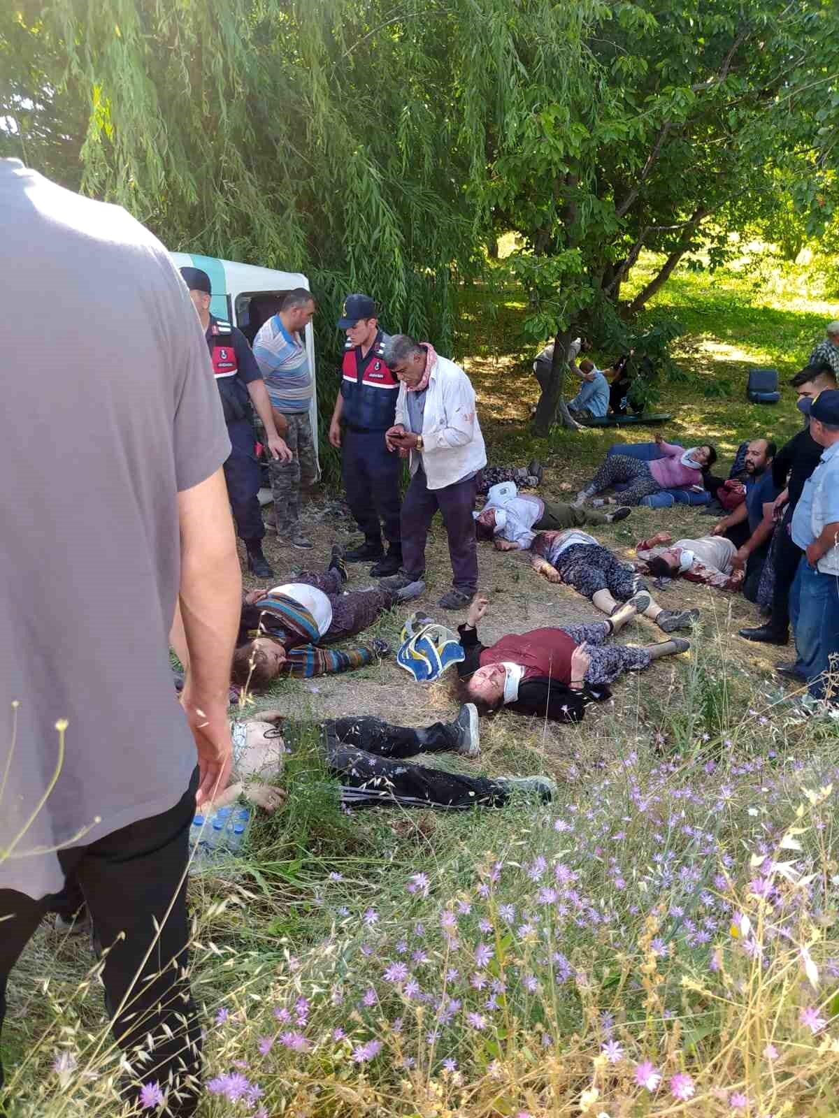 Afyonkarahisar\'da trafik kazasında 6 kişi öldü, 8 kişi yaralandı