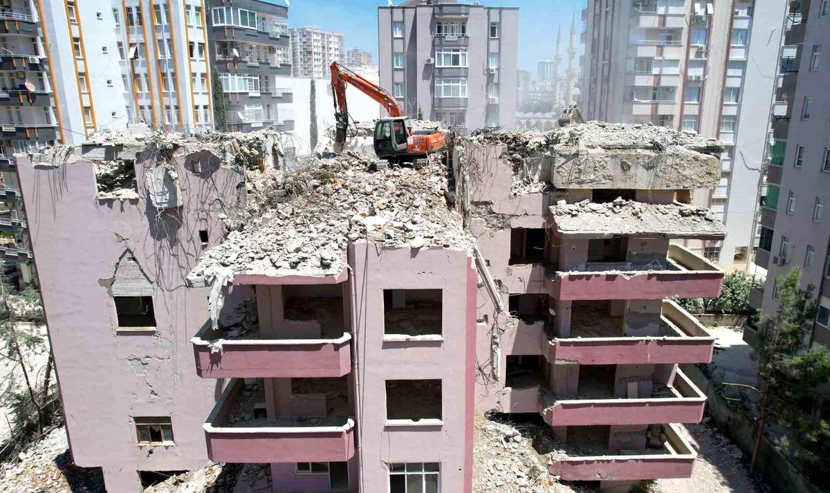 Adana\'da ağır hasarlı binaların yıkım işlemleri sürüyor