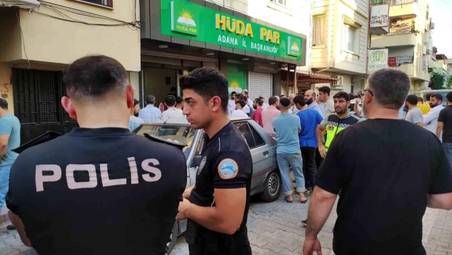 Adana HÜDA-PAR İl Başkanı Salih Demir, parti binası önünde bıçaklandı