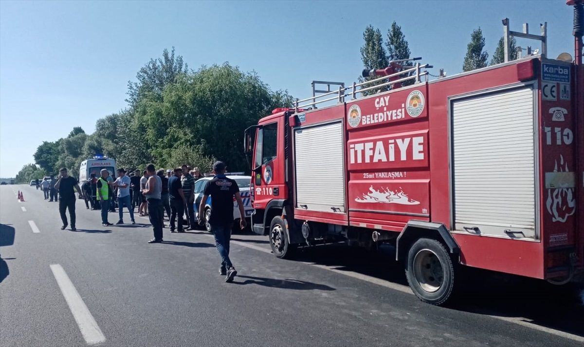 Afyonkarahisar\'da tarım işçilerini taşıyan minibüs devrildi: 3 ölü, 11 yaralı