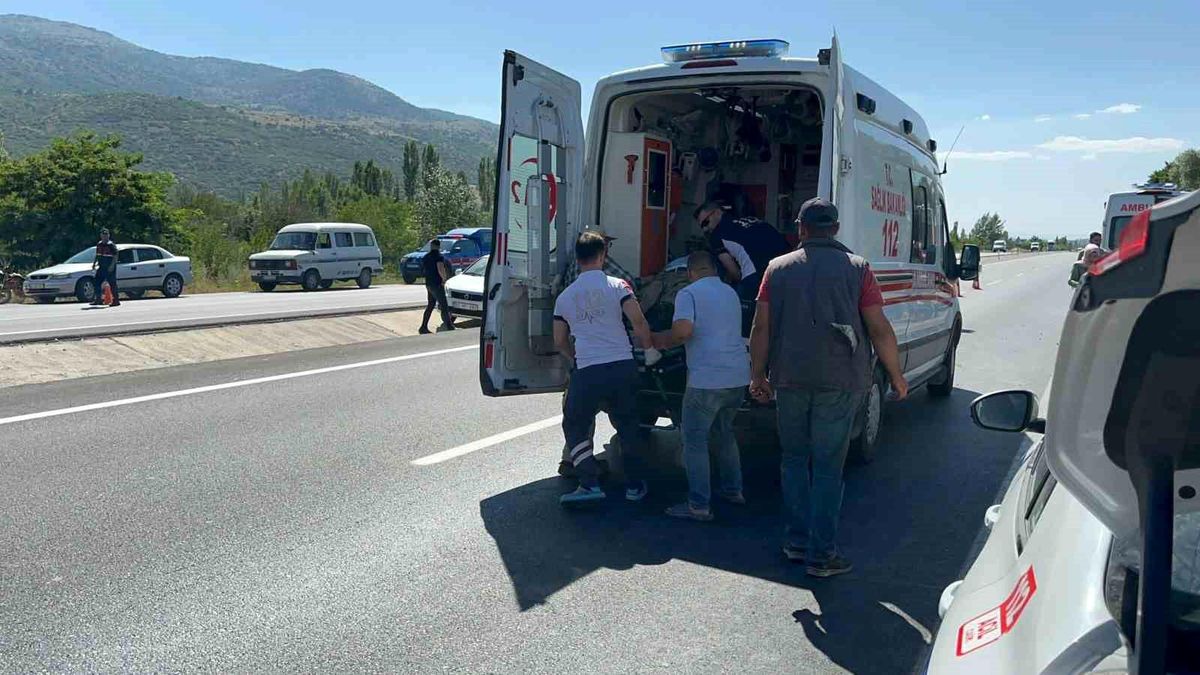 Afyonkarahisar\'ın Çay ilçesinde mevsimlik işçileri taşıyan servis aracı devrildi