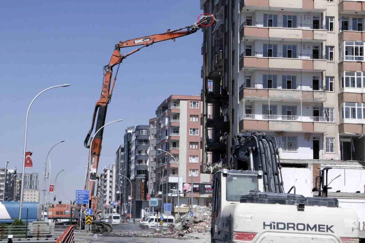 Diyarbakır\'da yıkım sırasında asılı bulunan Türk bayrağı hassasiyetle indirildi