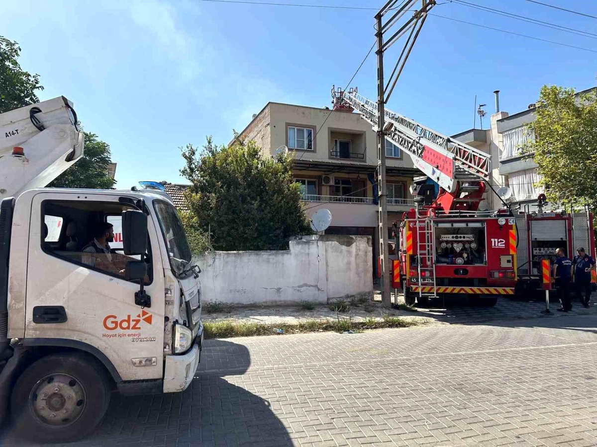 Akhisar\'da çatı yangını itfaiye ekipleri tarafından söndürüldü