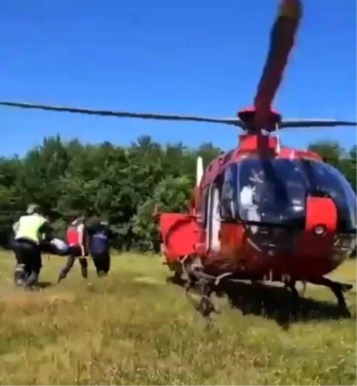 Samsun\'da trafik kazasında yaralanan 90 yaşındaki vatandaşa ambulans helikopter yardımı