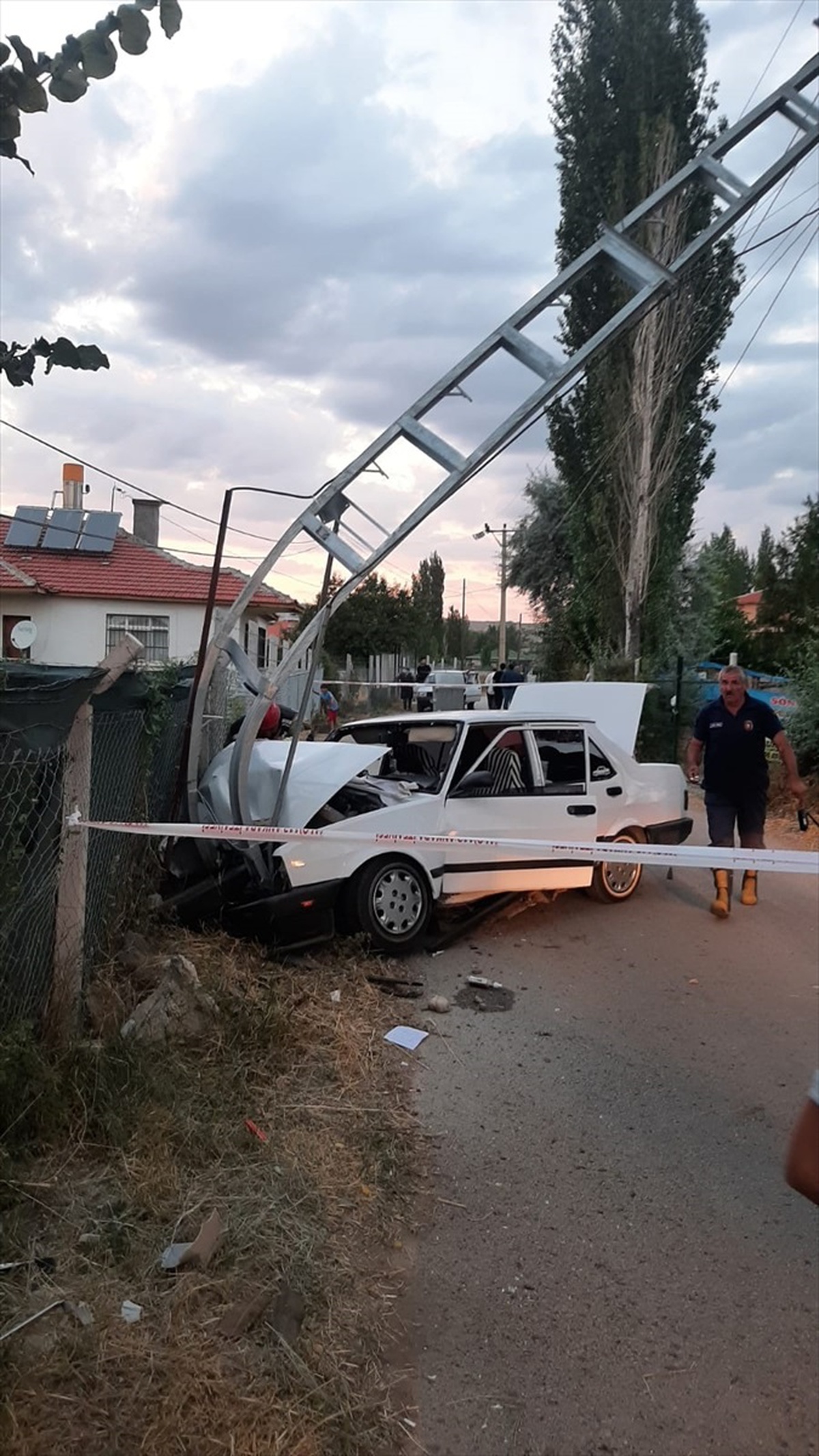 Ankara\'da elektrik direğine çarpan otomobilin sürücüsü yaralandı