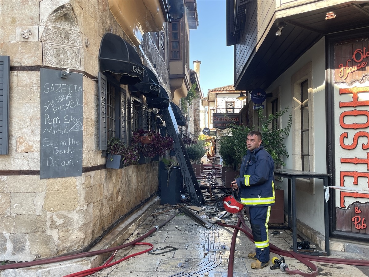 Antalya\'da butik otelde çıkan yangında 1 turist hayatını kaybetti, 11 kişi yaralandı