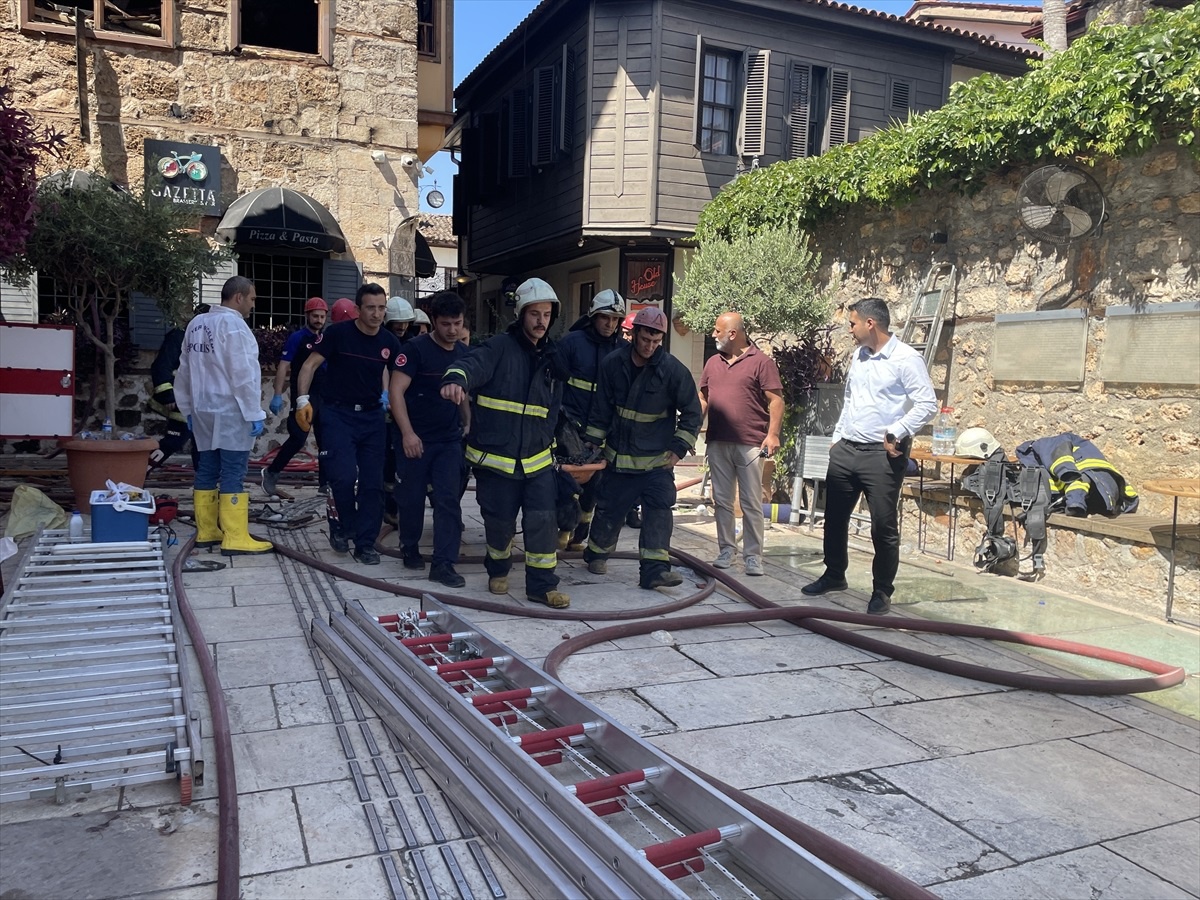 Antalya\'da çıkan yangında 2 turist hayatını kaybetti, 10 kişi yaralandı