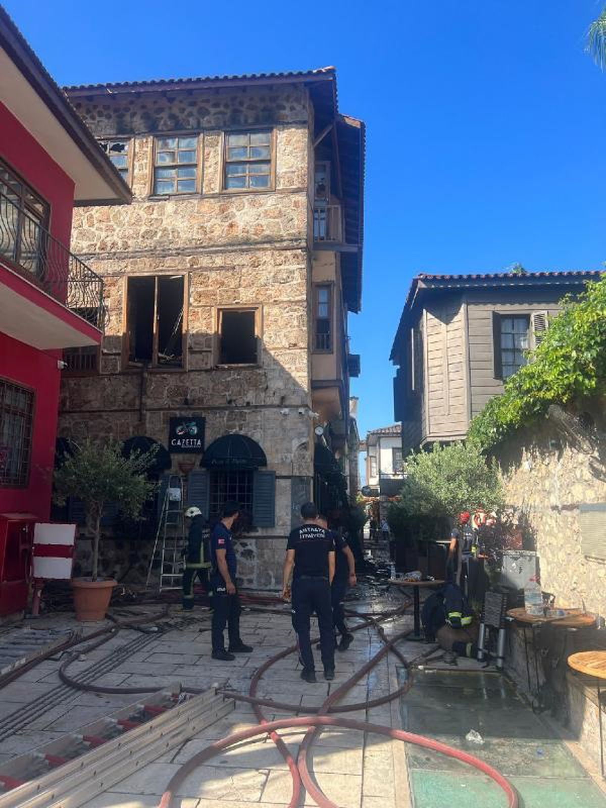 Antalya\'da çıkan yangında 2 turist hayatını kaybetti, 12 kişi yaralandı