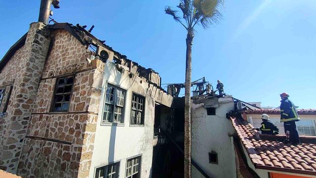 Antalya'da 3 katlı otelde yangın: 2 turist odada ölü bulundu, 12 yaralı var Antalya'da 3 katlı otelde yangın: 2 turist odada ölü bulundu, 12 yaralı var