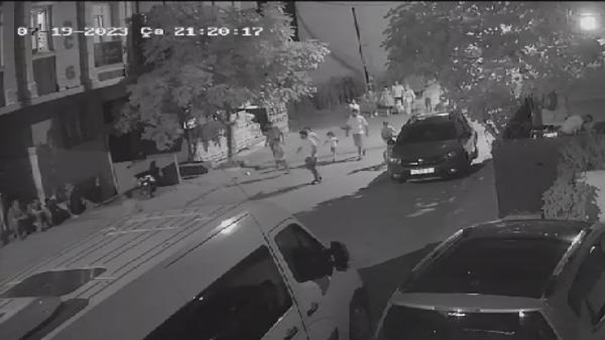 Arnavutköy\'de çocukların kavgasına aileler de karıştı, bir kişi yaralandı