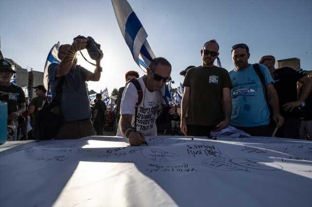 Askerler isyan edince savunma bakanı devreye girdi! Netanyahu'ya 'Oylamayı ertele' çağrısı