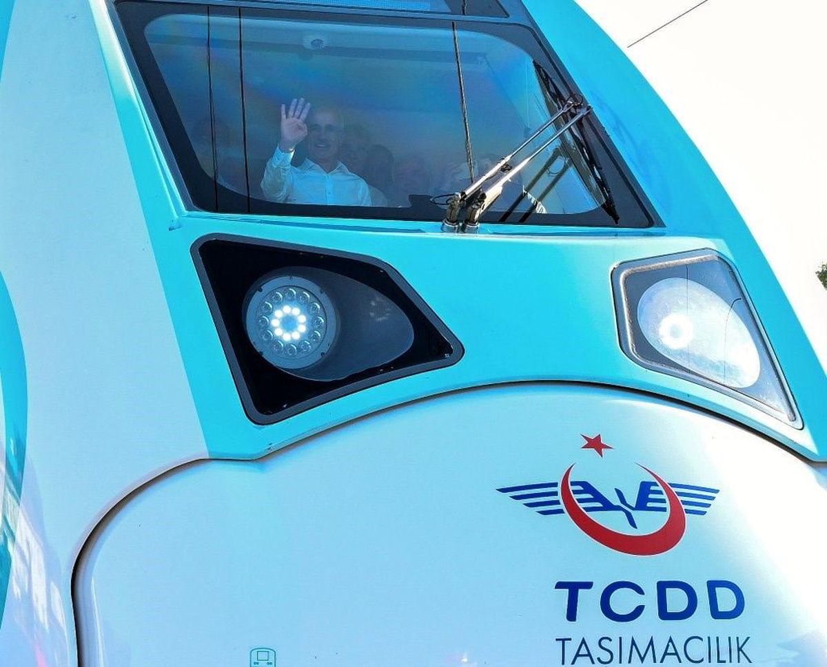 Ulaştırma Bakanı Uraloğlu, Milli Elektrikli Tren\'in Sürüşünü Gerçekleştirdi