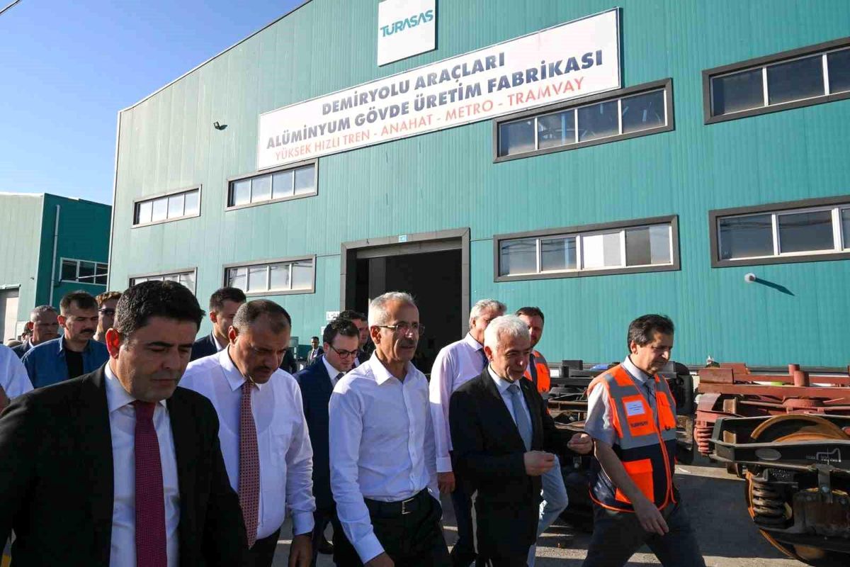 Bakan URALOĞLU: "Milli elektrikli trenimizden sonra milli hızlı trenimizi de yapıyoruz"