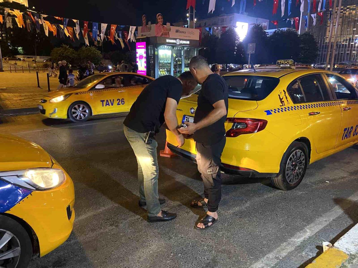 Taksim\'de Ticari Taksilere Uyuşturucu ve Alkol Denetimi