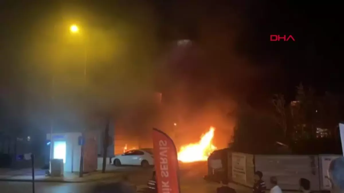 Bodrum\'da park halindeki otomobilde çıkan yangın 2 araca ve market deposuna sıçradı