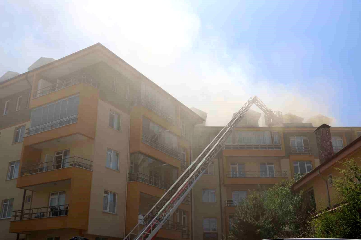 Bolu\'da 5 Katlı Apartmanın Çatısında Yangın Çıktı