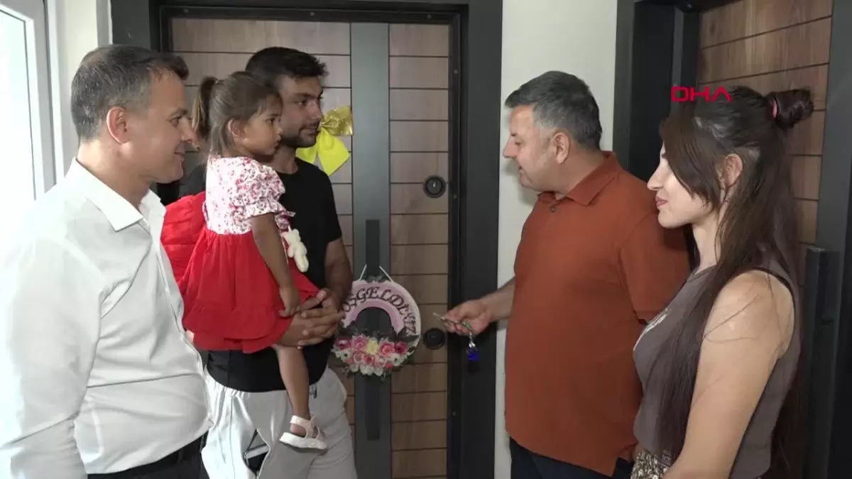 Antalya\'da sokakta yaşayan aileye hayırseverlerden destek