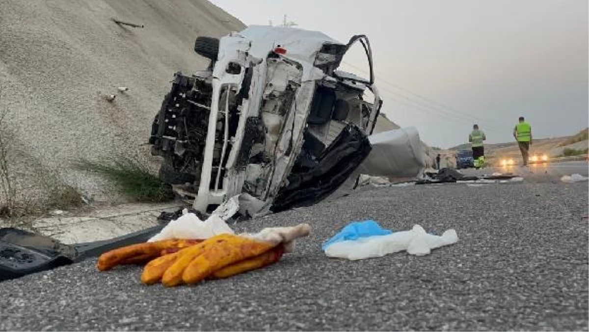Bursa\'da TIR\'a çarpan kamyonetin sürücüsü yaralandı, bir kişi hayatını kaybetti
