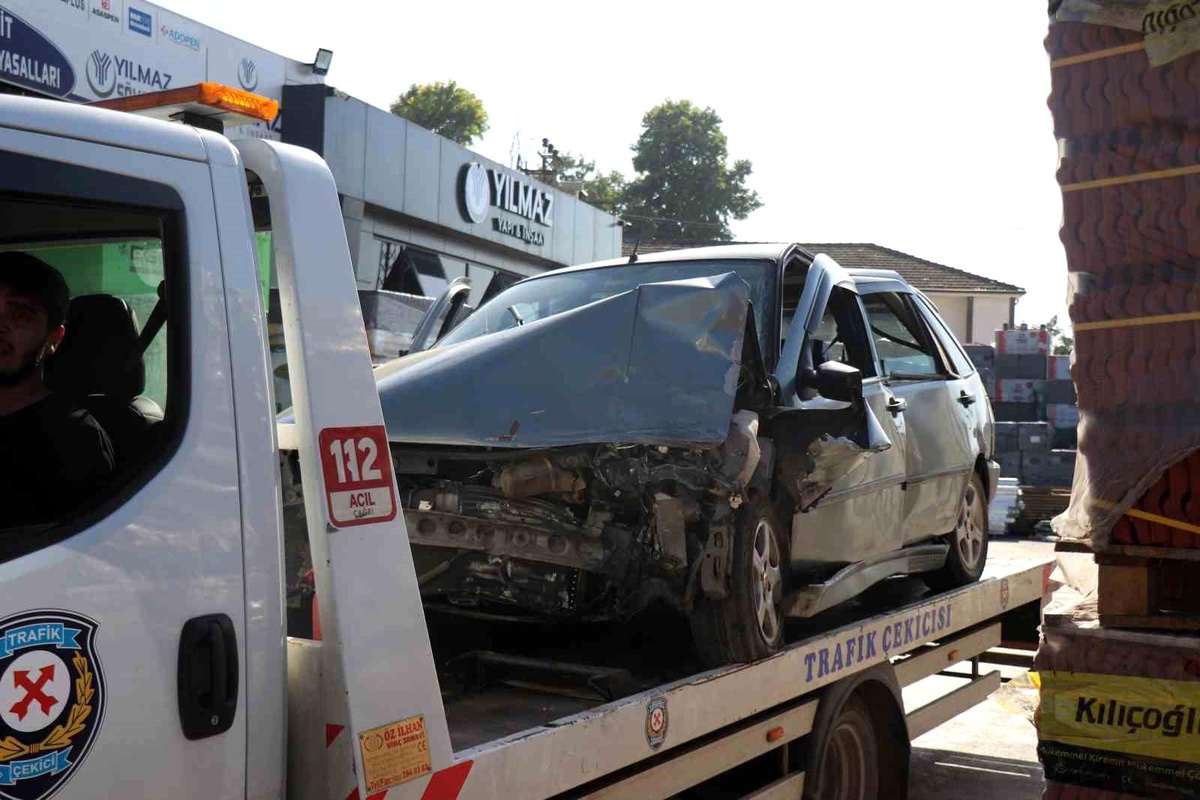Çalıntı otomobil kaçarken kaza yaptı, zanlı gözaltına alındı