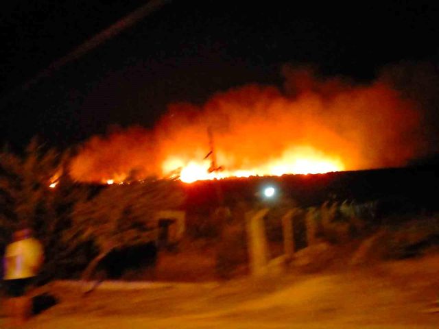 Çeşme'de çamlık alanda çıkan yangın kontrol altına alınmaya çalışılıyor Çeşme'de çamlık alanda çıkan yangın kontrol altına alınmaya çalışılıyor