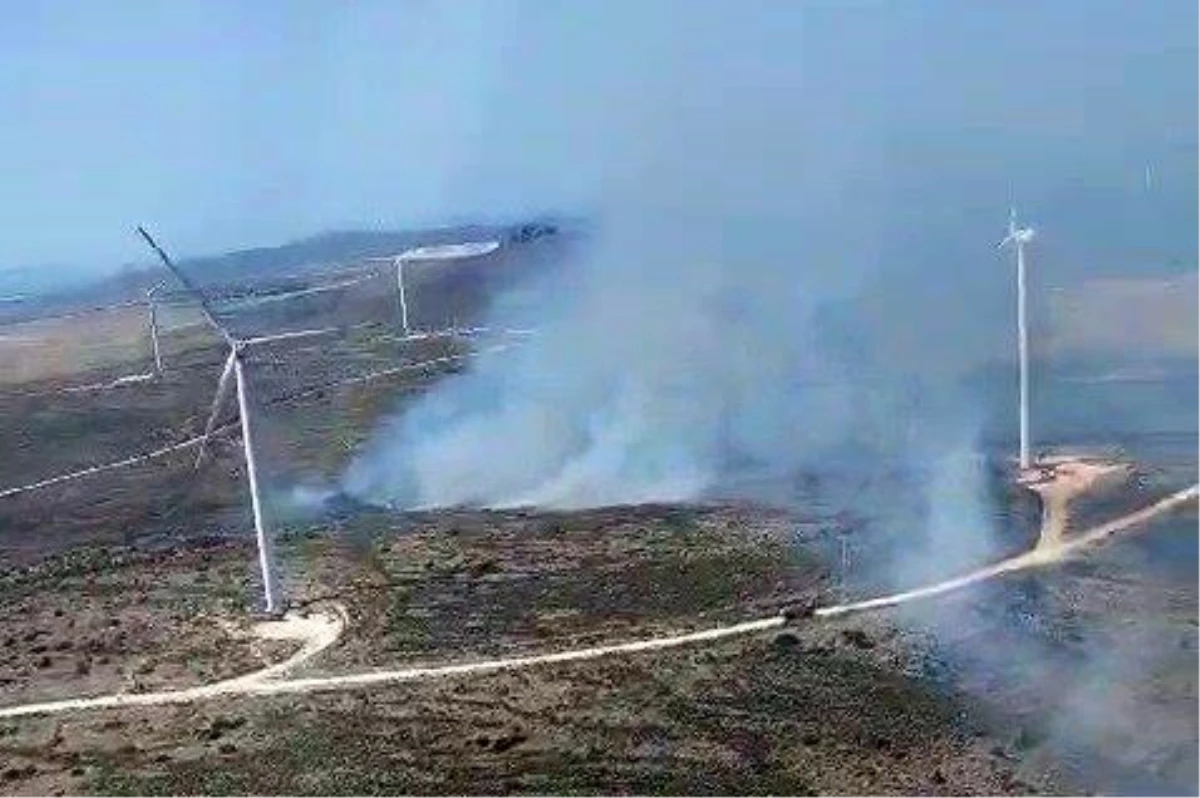 İzmir Çeşme\'de yangın: Rüzgar türbinlerinin arasında sürüyor